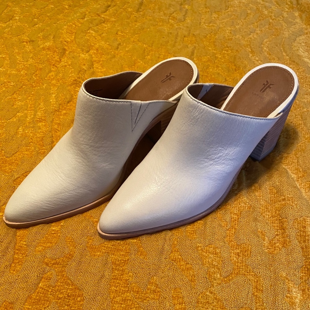 Frye white Flynn mule
